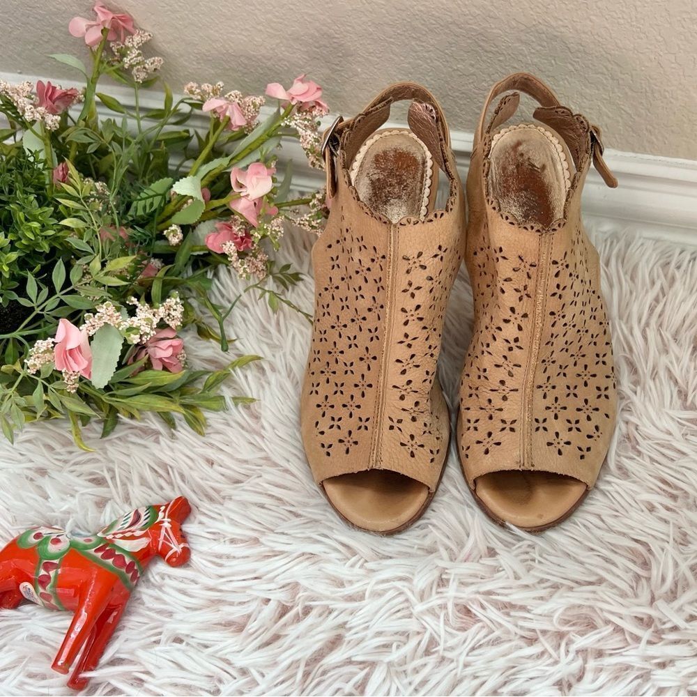 Anthropologie Miss Albright Specialty Tan Laser Cut Out Leather Peep Toe Heels 7